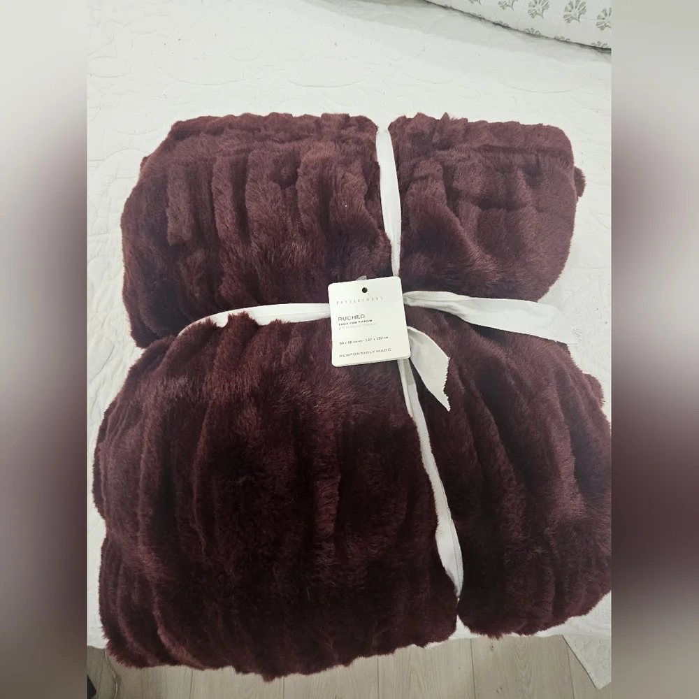 Pottery Barn Plush Faux Fur Throw in Burgundy - Picture 2 of 4